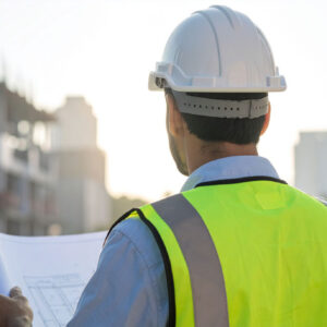civil-engineer-architect-wearing-safety-helmet-reflective-vest-is-inspecting-blueprints Administración y gerencia de proyectos