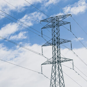 electric-tow4er-with-blue-cloudy-sky Construcción de líneas de transmisión eléctrica