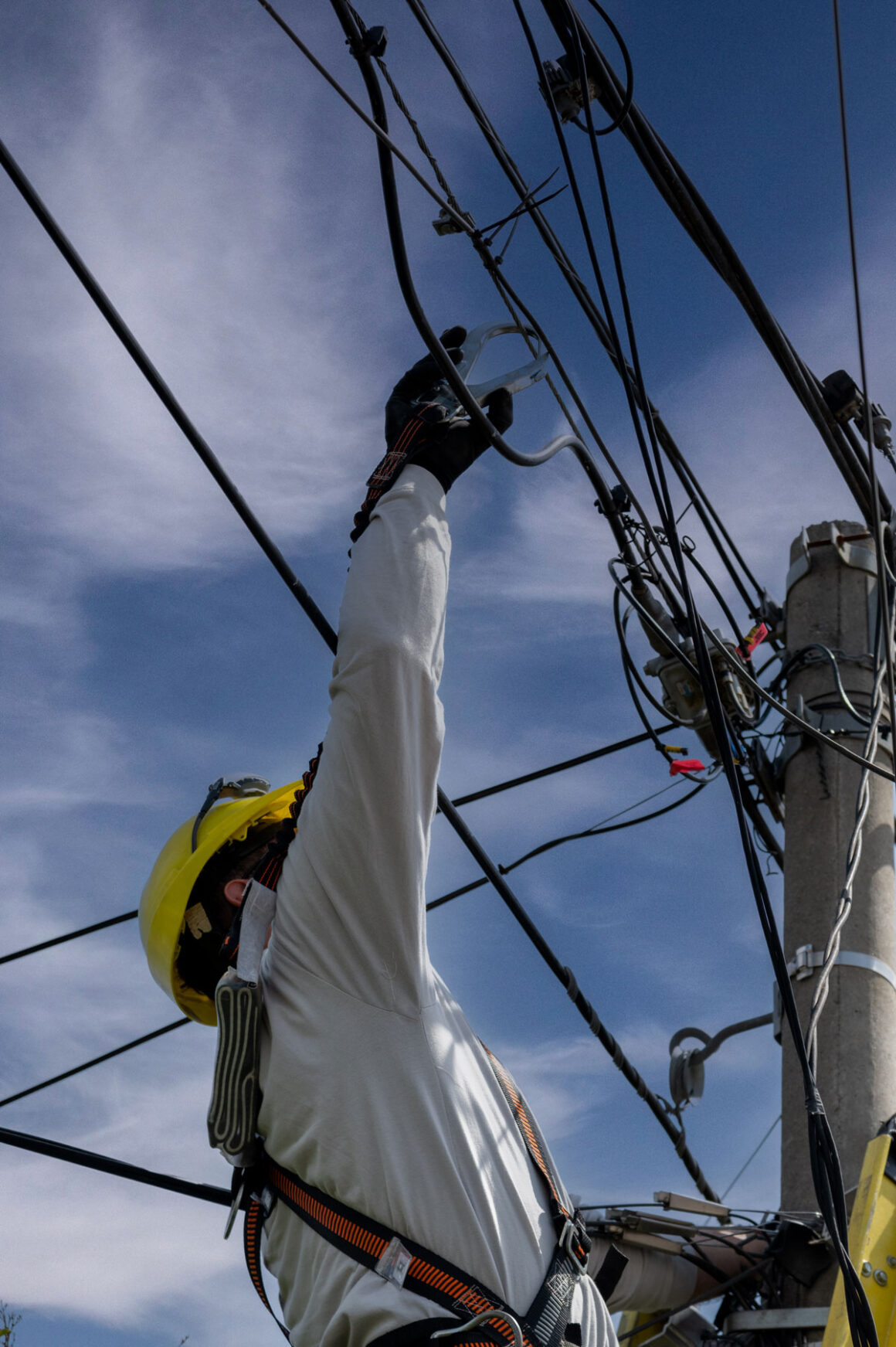Construcción de líneas de distribución eléctrica en media y baja tensión