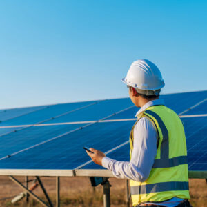young-asian-technician-man-standing-talking-smartphone-long-rows-photovoltaic-solar-panels-copy-space Desarrollo de proyectos fotovoltaicos